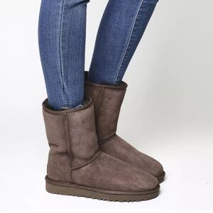 UGG Women’s Classic Short‎ II Chocolate Suede Boots Size 4